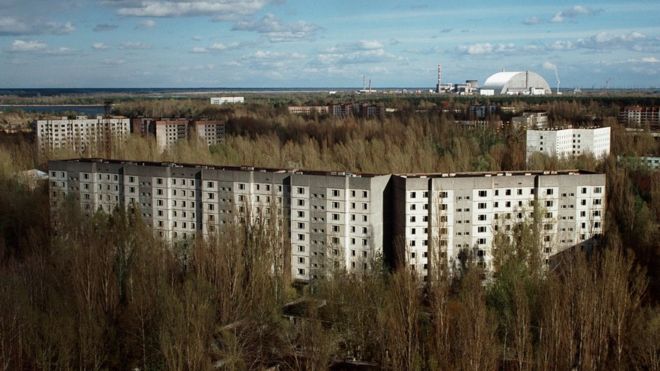 A cidade-fantasma de Pripyat, na Ucrânia, trinta anos após o desastre de Chernobyl