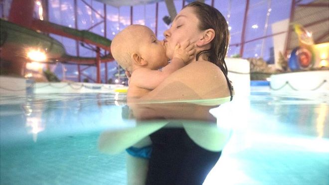 Madre e hijo en una piscina en Vaasa