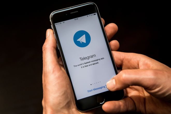 Приложение для обмена сообщениями Telegram видно на смартфоне