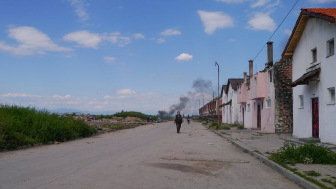 Улица в Пазарджике с домами в тяжелых условиях и заброшенной землей