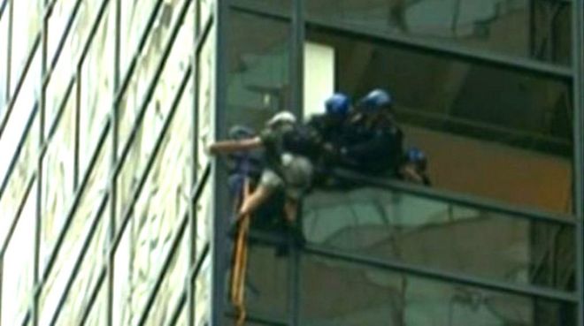 Задержание мужчины, пытавшегося забраться на небоскреб