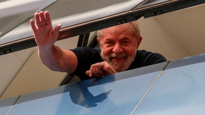 Lula da Silva saludando desde una ventana del sindicato metalúrgico de São Bernardo do Campo, en el estado de São Paulo.