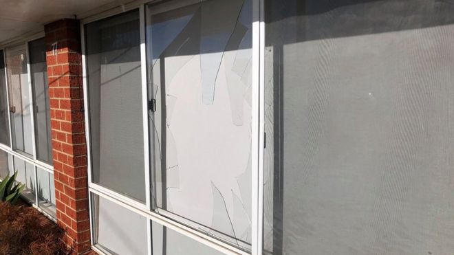 Разбитое окно в доме