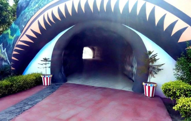 A tunnel-like entrance to Singh's mansion