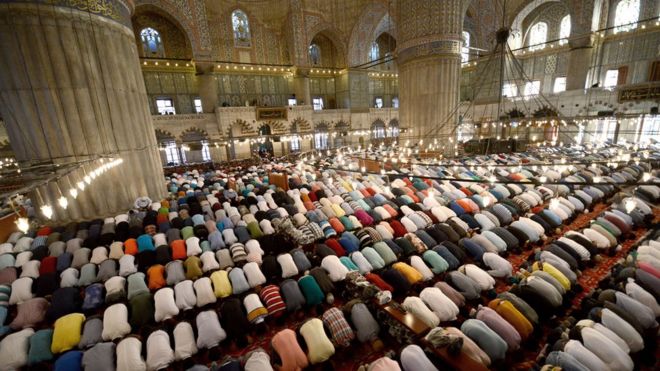 Верующие молятся в Голубой мечети в Стамбуле
