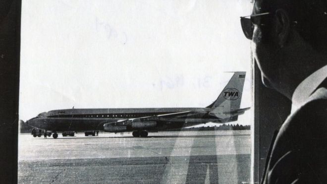 Zaposleni u aviokompaniji Norman Kej gleda u oteti TVA85 na aerodromu Bangor u državi Mejn