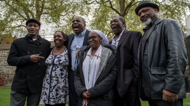 Члены поколения Windrush - в том числе Энтони Брайан и Полетт Уилсон - с депутатом Дэвидом Лэмми