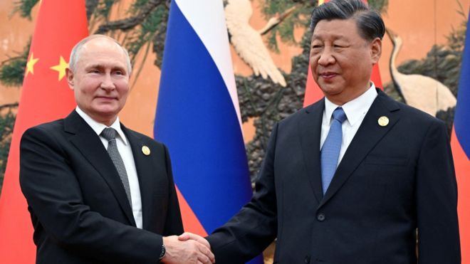 習近平（右）與普京（左）在北京人民大會堂舉行雙邊會晤前握手（18/10/2023）