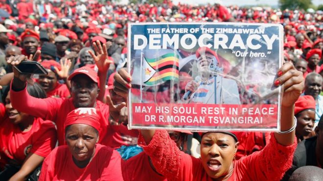 Скорбящие присутствуют на похоронах лидера Движения за демократические перемены (МДС) Моргана Цвангираи в Бухере, Зимбабве, 20 февраля 2018 года.