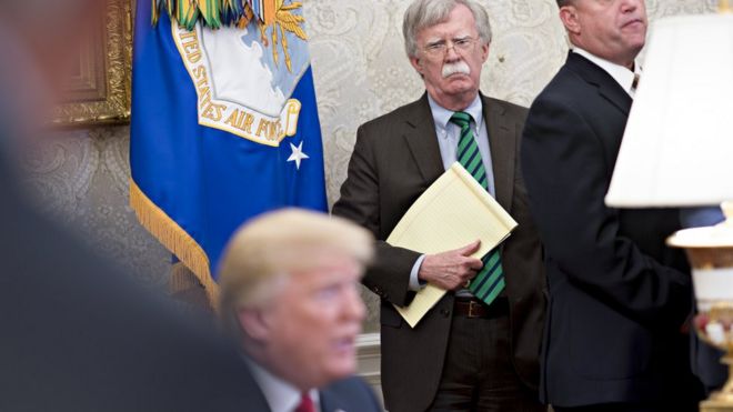 Джон Болтон, советник по национальной безопасности, слушает выступление президента Трампа во время встречи в Овальном кабинете Белого дома 17 мая 2018 года