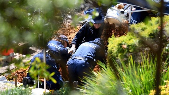 Полиция и судебно-медицинский персонал Нового Южного Уэльса видят, как они просеивают грязь, когда они обыскивают бывший дом пропавшей без вести женщины Линетт Доусон в Бэйвью на северных пляжах в Сиднее 12 сентября 2018 года