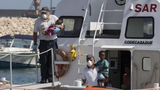 Детей доставляют на берег на итальянском катере береговой охраны в Поццалло, Сицилия, 15 июля 2018 г.