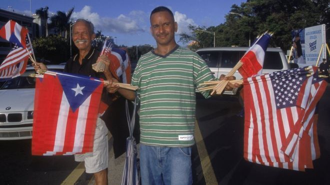 Puertorriqueños vendiendo banderas de Estados Unidos y de PR.