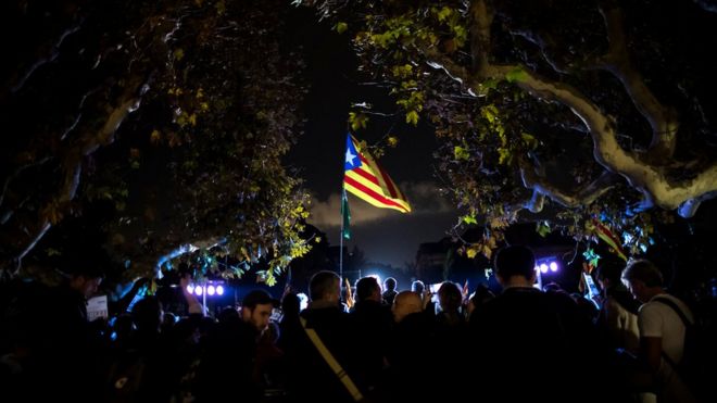 مظاهرة حاشدة في برشلونة لمطالبة مدريد بالإفراج عن الوزراء المحتجزين _98593573_hi042760936