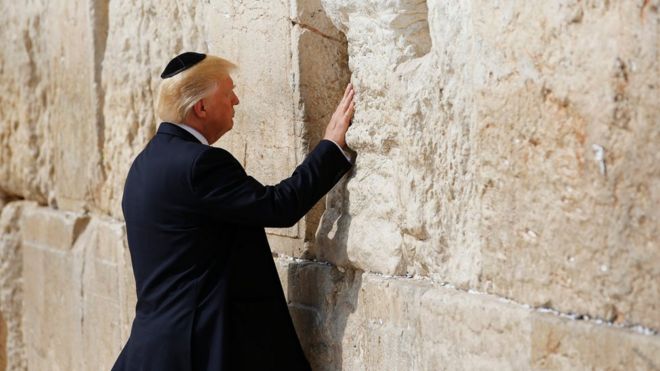 Trump en el muro de los lamentos.