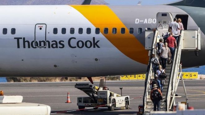 Туристы садятся на самолет Thomas Cook в аэропорту Ираклиона, Крит