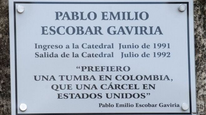 Мемориальная доска в память о покойном колумбийском наркобароне Пабло Эскобаре видна у бенедиктинских монахов на месте тюрьмы Катедраль