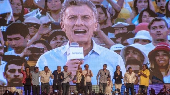 Фото опубликовано пресс-службой Cambiemos Маурисио Макри (на экране), посвященной празднованию в штаб-квартире партии Cambiemos в Буэнос-Айресе 22 ноября 2015 года,