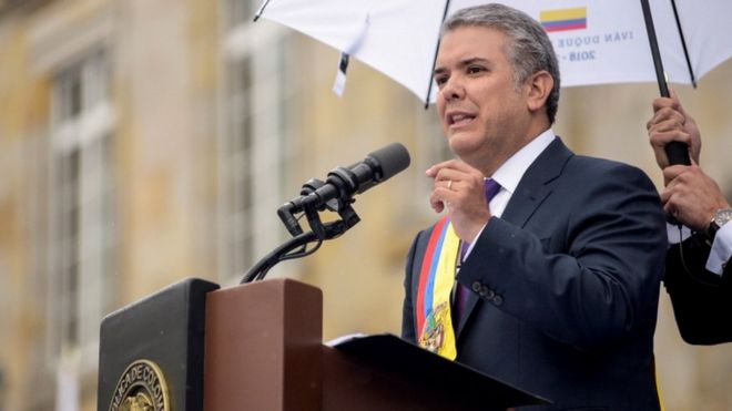 Президент Колумбии Иван Дуке произносит речь во время церемонии инвестирования на площади Боливар в Боготе,