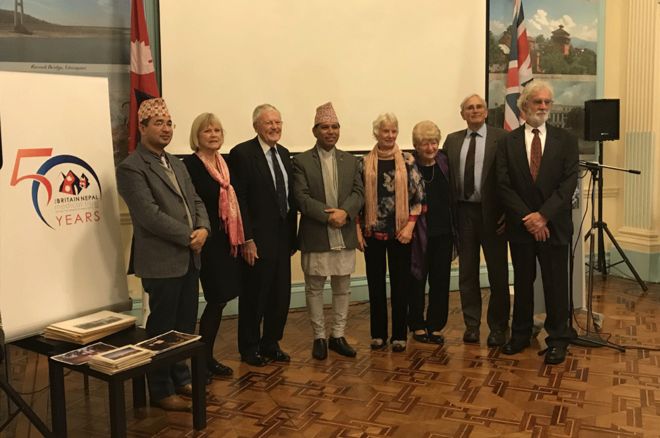 Некоторые из оригинальной команды в непальском посольстве в Лондоне в 2017 году