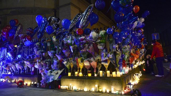Свечи и воздушные шары на месте убийства Яна Огла