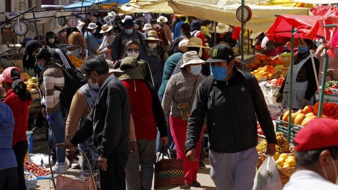 Mercado popular en Perú.