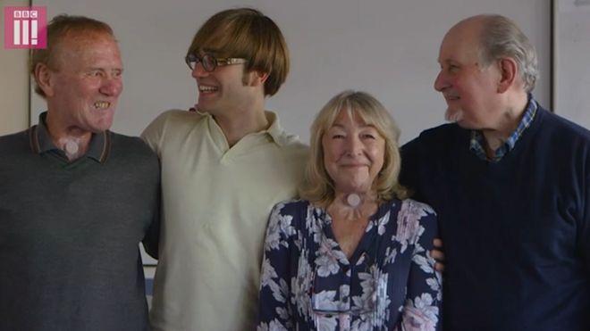El doctor Thomas Moore y tres miembros de su coro Shout at cancer, formado por pacientes que pasaron por una laringectomía.