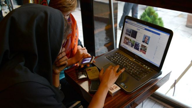 Женщина с компьютером в иранском кафе