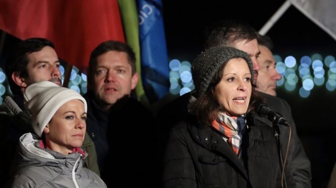 Независимый член парламента Бернадет Шель (справа) выступает с речью на митинге против правительства перед штаб-квартирой общественного вещателя MTVA в Будапеште, Венгрия, 17 декабря 2018 года