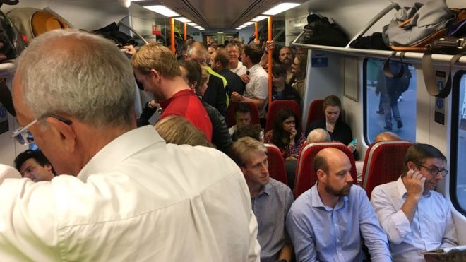 Люди собрались в поезде