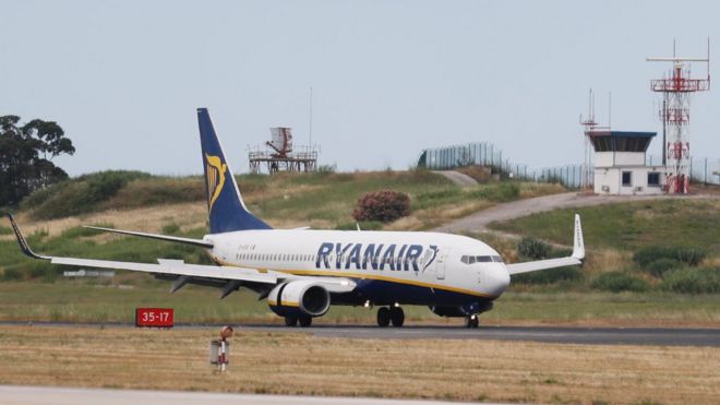 Самолет Ryanair приземлился в аэропорту Лиссабона