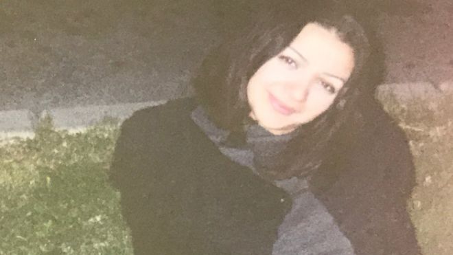 Шаймаа Халил сидит на траве