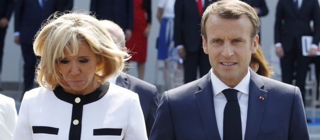 Президент Франции Эммануэль Макрон и его жена Брижит Макрон покидают страну после традиционного военного парада в День Бастилии на проспекте Елисейских полей в Париже, Франция, 14 июля 2018 года