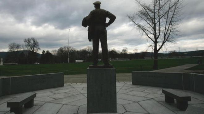 Статуя генерала Дугласа Макартура с видом на площадь в Военной академии США в Вест-Пойнте (файл изображения)
