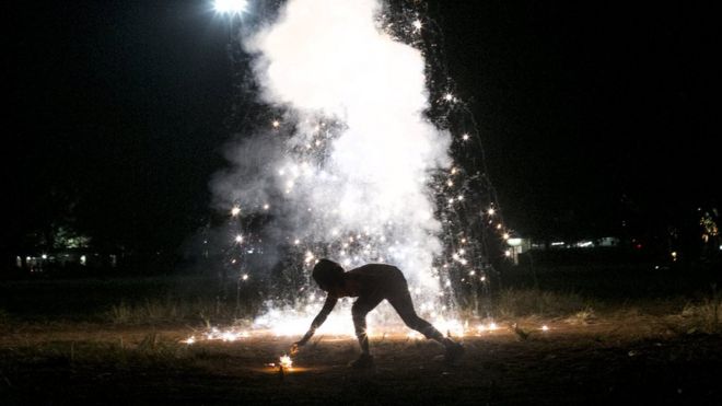 Фейерверк взрывается, когда индейцы празднуют ежегодный фестиваль Дивали 30 октября 2016 года в Мумбаи, Индия
