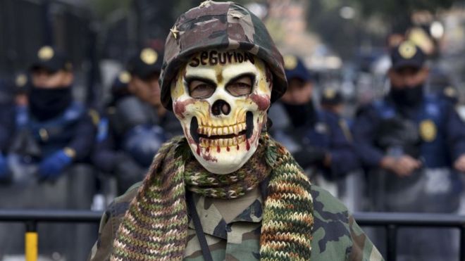 Manifestante protesta por militarización en México, Diciembre de 2017