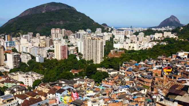 Imagem mostra favela próxima à área residencial de renda mais alta no Rio de Janeiro