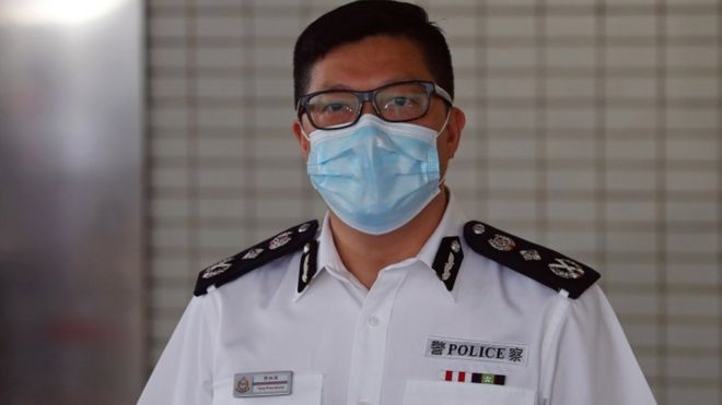 O comissário da polícia de Hong Kong, Chris Tang, fala em entrevista coletiva