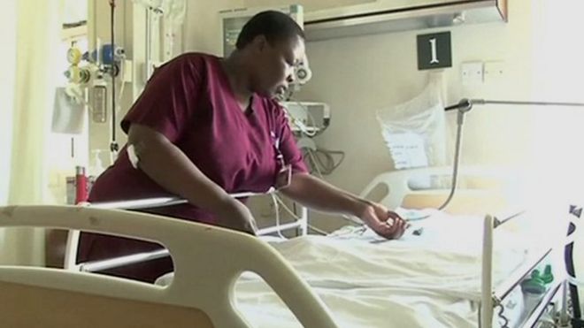 Samantha, qui était dans les bras de sa mère, a été battue avec de graves blessures à la tête.