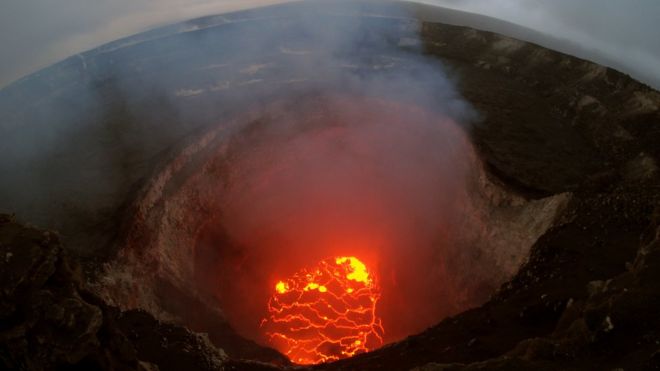 Лавовое озеро на высшем уровне, согласно сообщениям, упало в уровнях после извержения вулкана Килауэа на Гавайях 6 мая 2018 года вблизи Пахоа, Гавайи