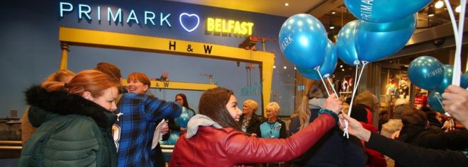 Покупатели на открытии нового магазина Primark в Белфасте в субботу 8 декабря