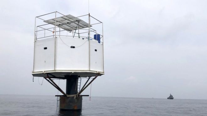 Casa construÃ­da no mar, por casal, em área supostamente da Tailândia