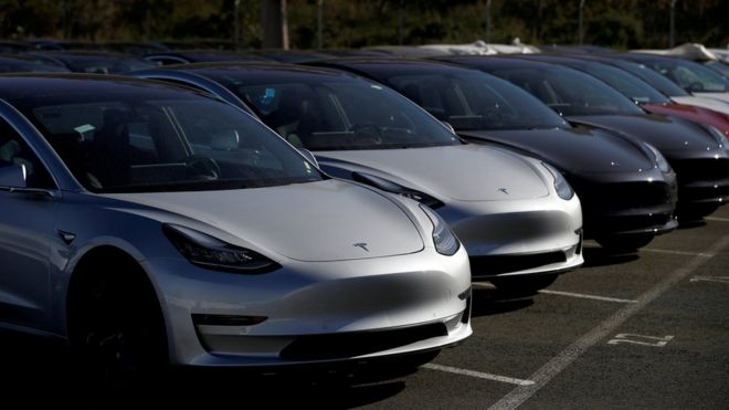 Ряд новых автомобилей Tesla Model 3