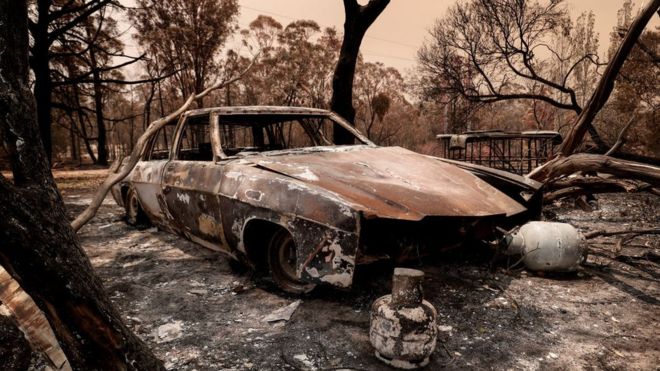 Un auto quemado por los incendios en Sarsfield, Australia