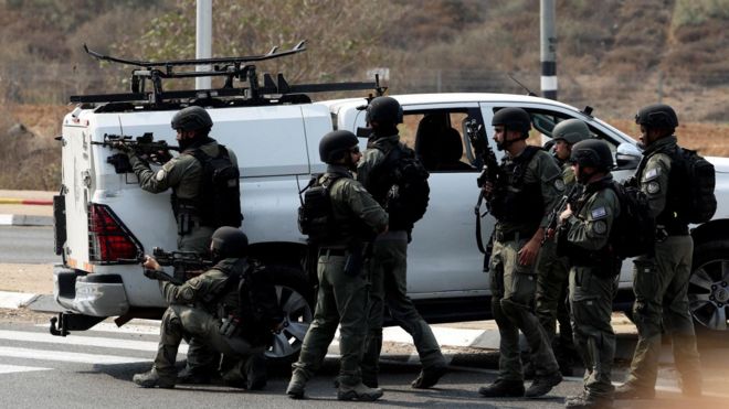 Forças de segurança de Israel fazem ação em uma estrada após uma infiltração em massa de homens armados do Hamas vindos da Faixa de Gaza