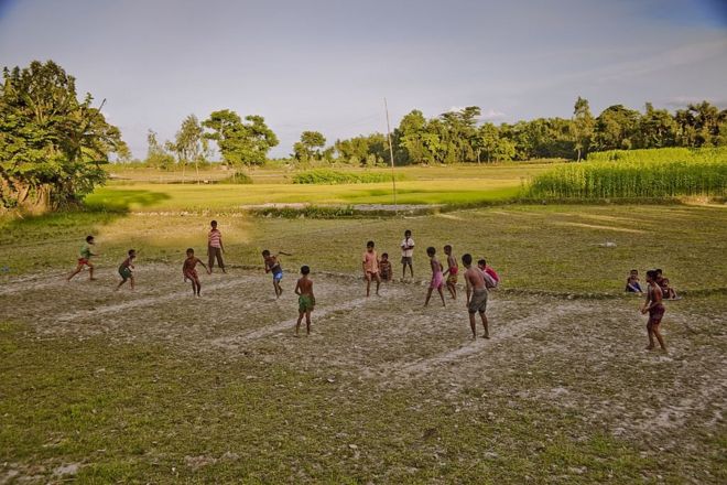 খোলা মাঠে খেলছে শিশুরা