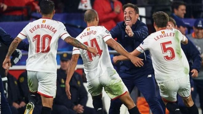 Wachezaji wa Sevilla baada ya kufunga bao la kusawazisha dhidi ya Liverpool