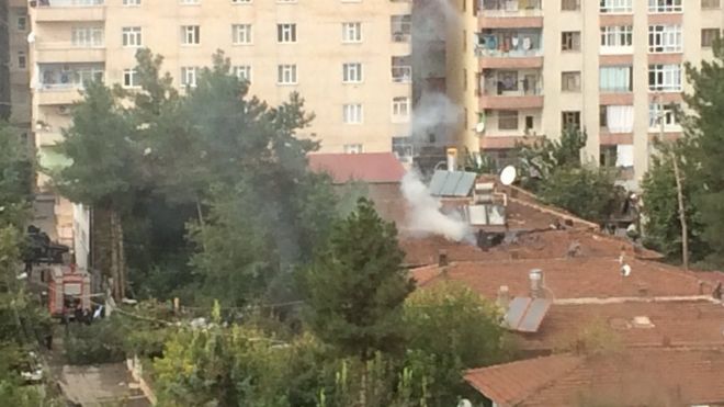 Дым поднимается из дома И.С. Диярбакыра, штурмованного полицией