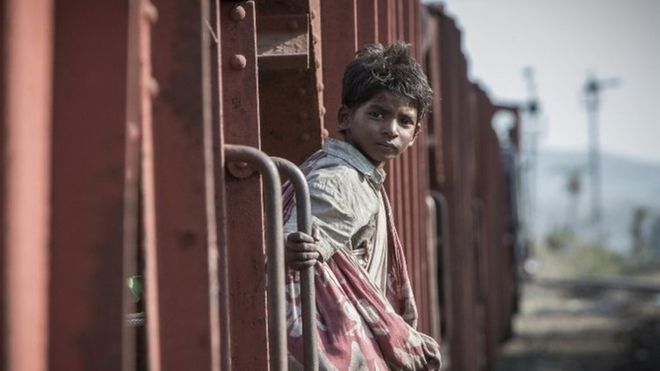 Fotograma de la película Lion