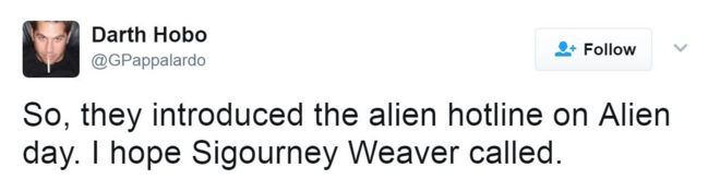 Твитт гласит: «Так, в день инопланетян они ввели горячую линию пришельцев» Надеюсь, Сигурни Уивер позвонила.